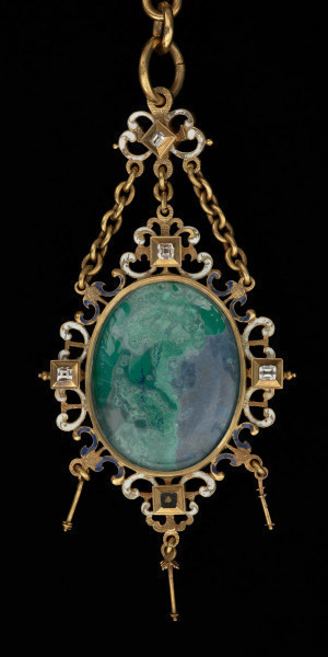 wisior - medalion z portretami elektora saskiego Jana Jerzego I i jego żony - Ujęcie klejnotu z przodu. Owalny, dwustronny medalion pierwotnie z portretami malowanymi na blasze miedzianej, umieszczonymi pod kaboszonami z kryształu górskiego. Ażurowa, emaliowana oprawa, zdobiona jest diamentami o szlifie tablicowym, w kwadratowych kasztach. U dołu trzy sztyfty po brakujących podwieszonych perłach. Medalion połączony trzema łańcuszkami z ażurową plakietką z uszkiem, zdobioną emalią i pojedynczym diamentem po obu stronach. Łańcuch z gładkich, owalnych ogniw zakończony okrągłą, ażurową zapinką z herbami Saksonii i Brandenburgii.