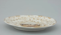porcelanowy talerz z falistą krawędzią - Ujęcie z boku. Porcelanowy talerz z falistą krawędzią.