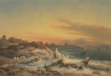 pejzaż - ujęcie z przodu; Obraz przedstawia fragment fiordu. Na pierwszym planie i w lewej części oblodzone skały. Prawą część drugiego planu zajmuje zatoka z łodziami. W głębi pasmo drzew z widoczną wieżą kościoła. Niebo nad zatoką pokryte chmurami, nad lądem czyste, w dole zaczerwienione, przechodzi ku górze poprzez żółcie do błękitu. Pierwszy plan utrzymany w zimnej tonacji bieli i błękitu, drugi - biele i ugry, dalszy - ugry i szarości. Zatoka - zimny błękit.