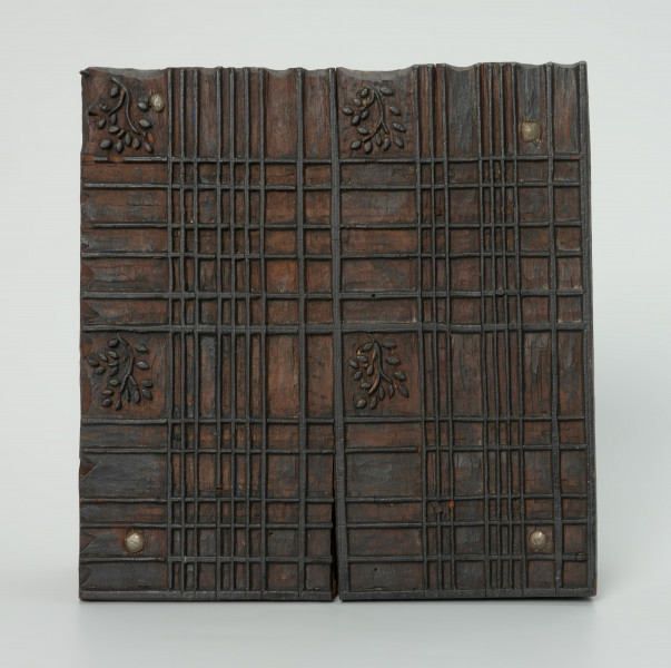 sprzęt do drukowania i grafiki, matryca drukująca - Ujęcie z przodu. Matryca do drukowania tkanin z wykonanym w drewnie ornamentem geometryczno - roślinnym.