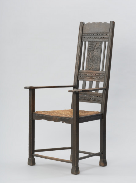 mebel - Ujęcie przodu skosem w lewą stronę . Fotel rybacki z wyplatanym siedziskiem i zdobionym oparciem.