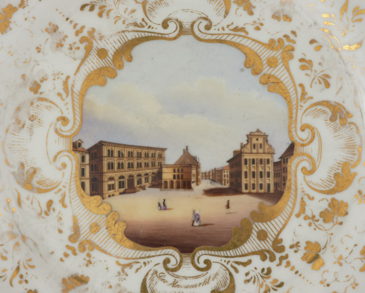 porcelanowy talerz z falistą krawędzią - Ujęcie fragmentu środka talerza z góry. Porcelanowy talerz z falistą krawędzią.