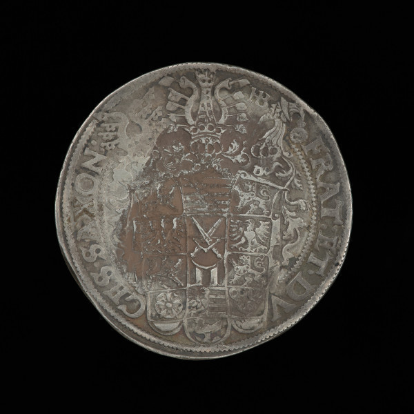 talar - Ujęcie rewersu. Na rewersie monety późnorenesansowa piętnastopolowa tarcza herbowa z labrami i trzema klejnotami, napis w otoku i znak mincerski.