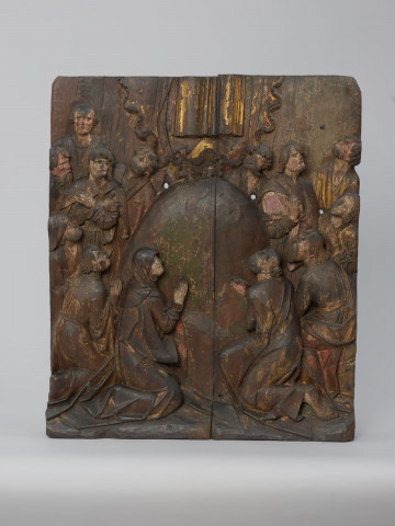 kwatera ołtarza, płaskorzeźba - Ujęcie z przodu; Płaskorzeźba przedstawiająca grupę 12 apostołów i Marię, ponad którymi unosi się Chrystus wstępujący do niebios. Kwatera prawego skrzydła późnogotyckiego ołtarza pasyjnego z Wkryujścia (Ueckermünde).