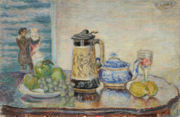 martwa natura - ujęcie z przodu; Na płaszczyźnie stolika od lewej: piramidka jabłek i kiść winogron na talerzyku, dzbanek z ornamentem figuralnym i metalową pokrywką, za nim czajniczek porcelanowy do herbaty oraz kieliszek napełniony do połowy, przysłonięty nieco dzióbkiem czajniczka u góry i dwiema leżącymi przed nim cytrynami u dołu. Blat stolika o nieregularnym kształcie zbliżonym do owalu. Kompozycję od prawej zamyka neutralna płaszczyzna ścian, po lewej widoczny fragment obrazu z parą postaci na tle nieba. Koloryt jasny.