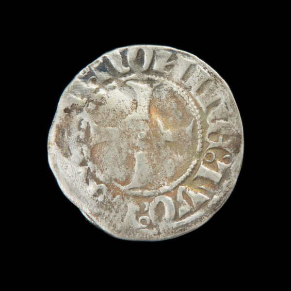 Srebrna moneta pomorska gruby fenig - Ujęcie awersu. Cienka moneta, okrągła, o nieregularnym kształcie. W polu otoczonym perełkowym łańcuszkiem strzała z 3 małymi kółeczkami pod tulejką i skrzydełkami. Na brzegu napis.