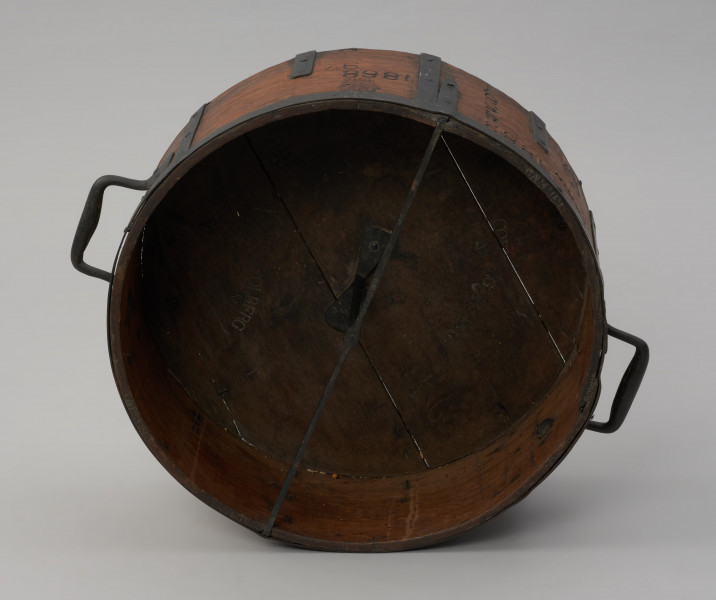 miara - Ujęcie od spodu z przodu. Miara na zboże ze strychulcem.