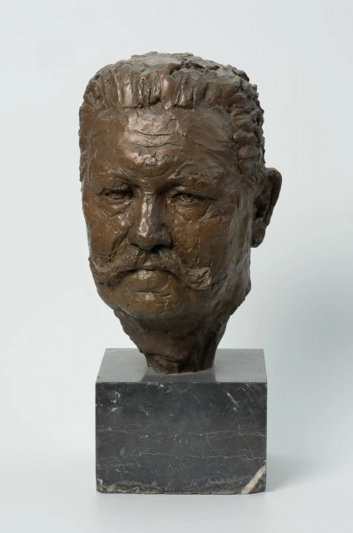 portret męski - Ujęcie z przodu; Rzeżba wykonana z brązu przedstawiająca głowę męską (prezydenta Rzeszy Paula von Hindenburga). Głowa umieszczona na niewielkim postumencie.