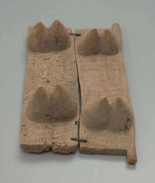 drewniane drzwiczki do spichlerza - Ujęcie z przodu, pionowe. Dwuczęściowe drewniane drzwiczki do spichlerza.