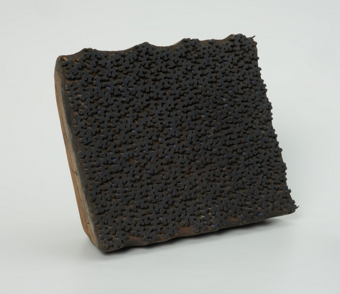 sprzęt do drukowania i grafiki, matryca drukująca - Ujęcie przodu skosem w lewą stronę. Matryca do drukowania tkanin z wykonanym w drewnie ornamentem o motywie geometrycznym.