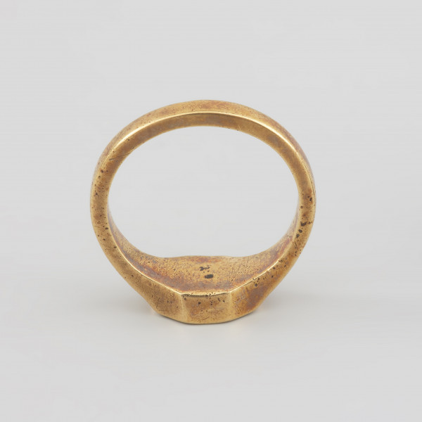 sygnet księcia Franciszka I (1577-1620) - Ujęcie z góry. Sygnet z ciętym w kamieniu herbem Księstwa Pomorskiego i inskrypcją.