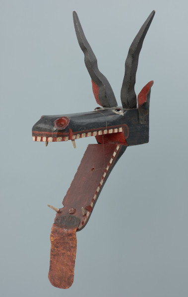 rekwizyt obrzędowy - Ujęcie z przodu skosem w lewą stronę. Rekwizyt obrzędowy wykorzystywany podczas przedstawień kolędniczych.