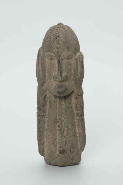 kamienna figura - Ujęcie z przodu. Kamienna, rzeźbiona figura mężczyzny.