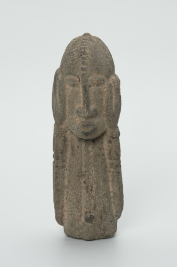 kamienna figura - Ujęcie z przodu. Kamienna, rzeźbiona figura mężczyzny.