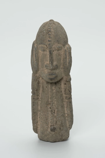 MNS/AF/5267 kamienna figura - Ujęcie z przodu. Kamienna, rzeźbiona figura mężczyzny.