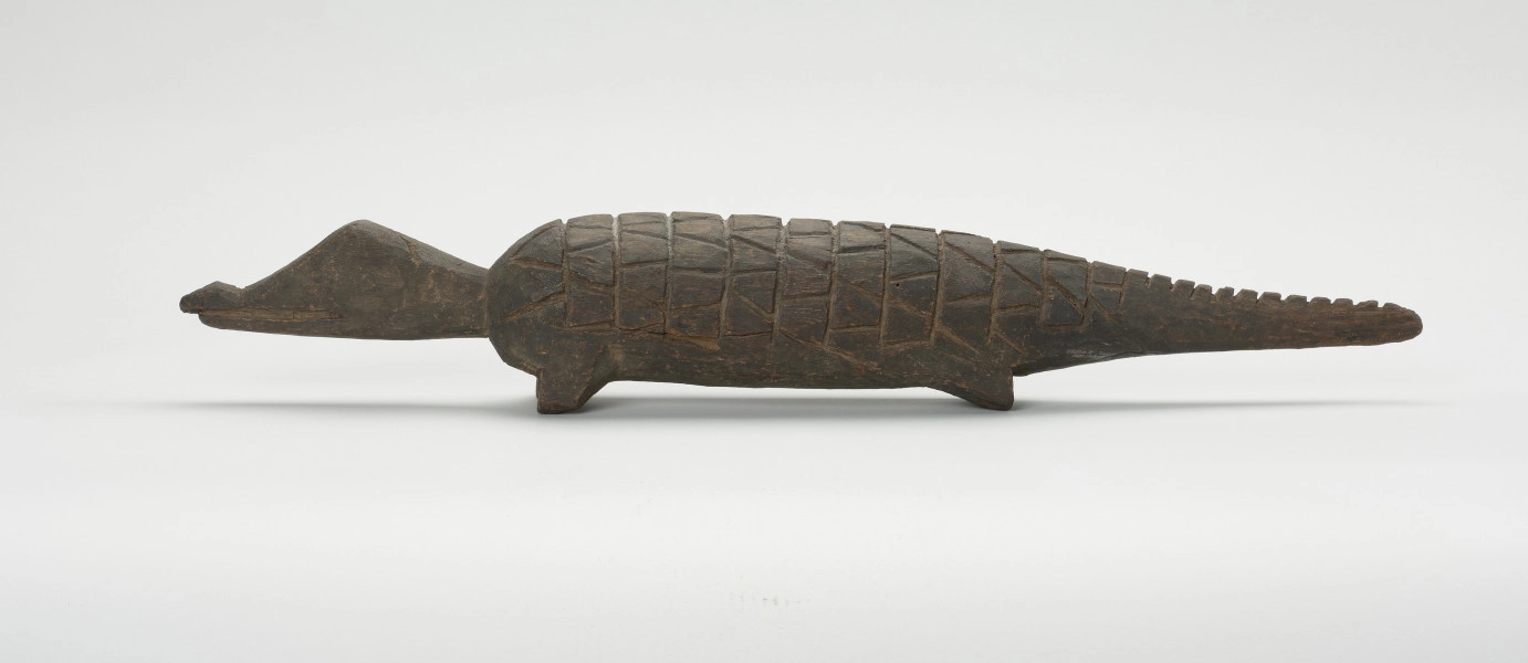 figura zoomorficzna: krokodyl - Ujęcie z lewego boku. Drewniana, rzeźbiona figura krokodyla.