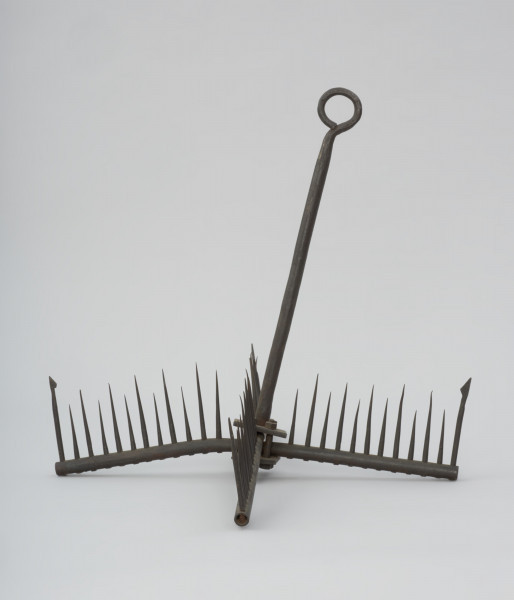 narzędzie kolne - Ujęcie z przodu. Żelazne narzędzie do połowu węgorzy o formie wyposażonej w zęby kotwicy.