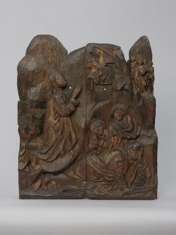 sztuka sakralna, kwatera ołtarza, płaskorzeźba - Ujęcie z przodu; Płaskorzeźba przedstawiająca Chrystusa modlącego się w ogrodzie Getsemani i śpiących apostołów, na tle skalistego pejzażu. Kwatera lewego skrzydła późnogotyckiego ołtarza pasyjnego z Wkryujścia (Ueckermünde).