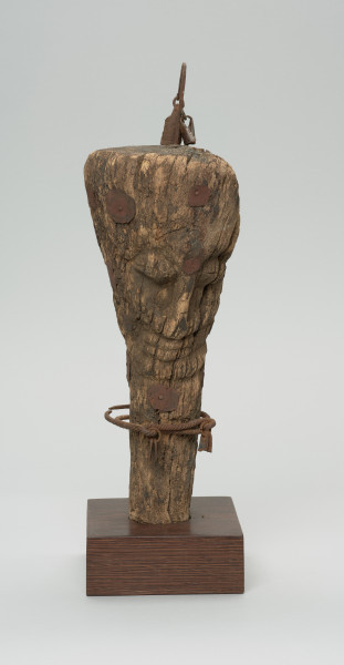 fetysz - Ujęcie z lewego boku. Drewniana rzeźba z elementami żelaznymi.