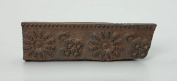 sprzęt do drukowania i grafiki, matryca drukująca - Ujęcie z przodu w pionie. Matryca do drukowania tkanin z wykonanym w drewnie ornamentem o motywie geometryczno - roślinnym.