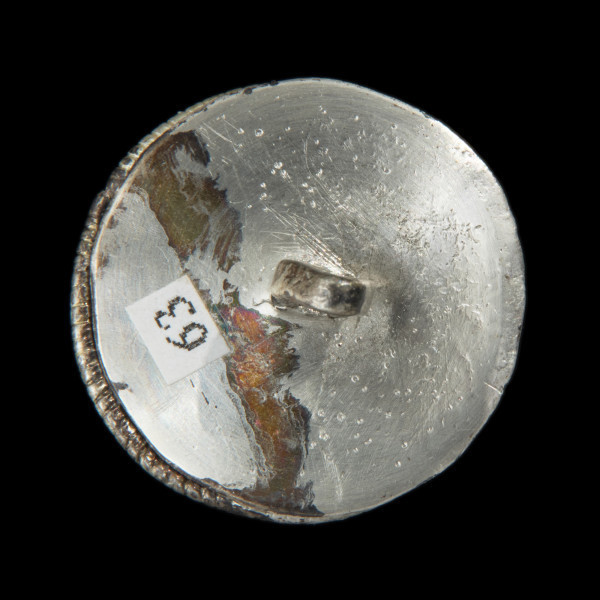 Pozłacany guz z czterolistną rozetą - Ujęcie z tyłu. Pozłacana okragła ozdoba. Od spodu całość osadzono na okrągłej płytce z przylutowanym uszkiem.