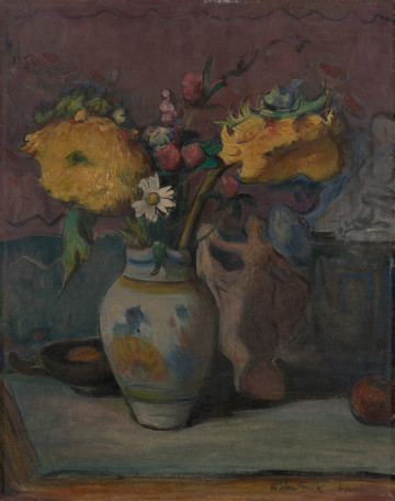 martwa natura - ujęcie z przodu; Przedstawienie martwej natury na neutralnej poziomej płaszczyźnie (stole?); pośrodku wazon z kwiatami, dzięki konturowi bardziej wyraźny w porównaniu z figurką kobiecą i naczyniami z owocami, stojącymi po prawej stronie i z tyłu wazonu, nieco zamazanymi. Tło neutralne, tonacja ciemna, z przewagą fioletu, ciemnej zieleni, miejscami rozbielonej jasnym akcentem, żółć kwiatów.