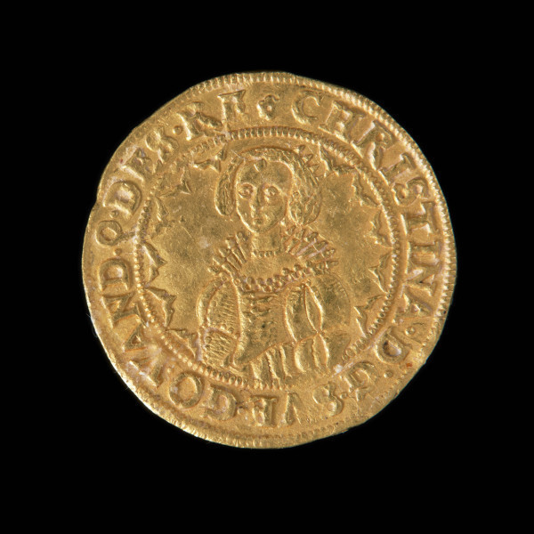 dukat - Ujęcie awersu. Na awersie w polu otoczonym bordiurą półpostać królowej w bogato zdobionej sukni ze stojącym koronkowym kołnierzem 3/4 w lewo. Na głowie korona i zwisający na przepasce klejnot. W otoku tytulatura.