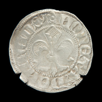 MNS/H/858/5 Srebrna moneta pomorska gruby fenig - Ujęcie awersu. Cienka moneta okrągła, o nieregularnych kształtach. W polu otoczonym perełkowym łańcuszkiem lilia. Na brzegu napis.