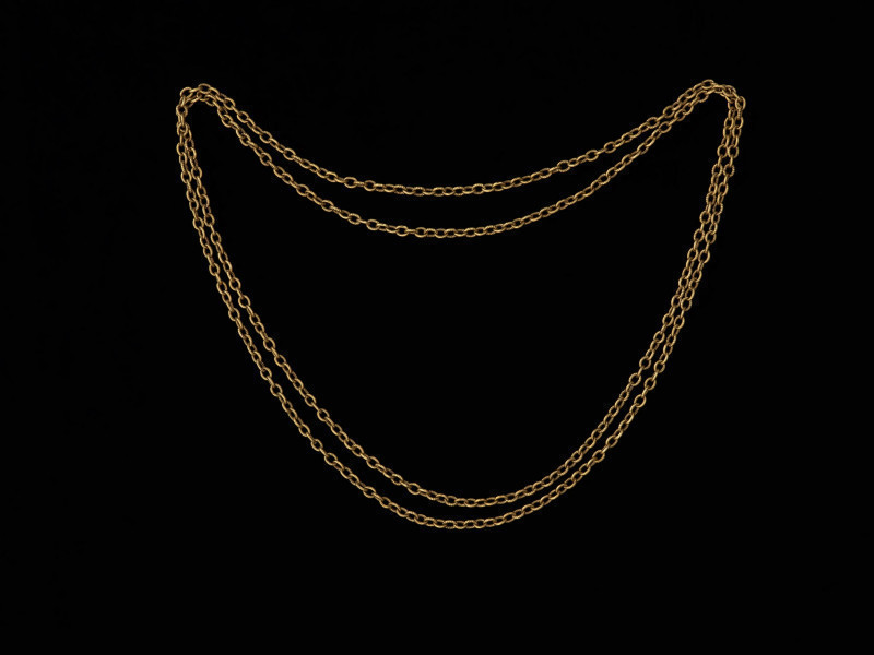 Łańcuszek księcia Franciszka I (1577 - 1620) - Ujęcie całego łańcuszka. Długi łańcuszek z niewielkich owalnych ogniw, na przemian gładkich i z poprzecznymi żłobieniami.