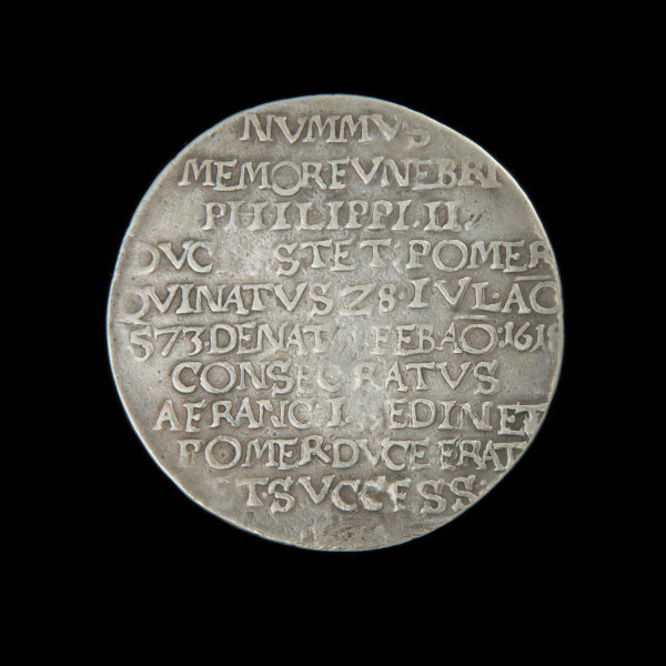 Półtalar szeroki z okazji pogrzebu księcia Filipa II - Ujęcie rewersu. Na rewersie w polu dziesięciowersowy napis.