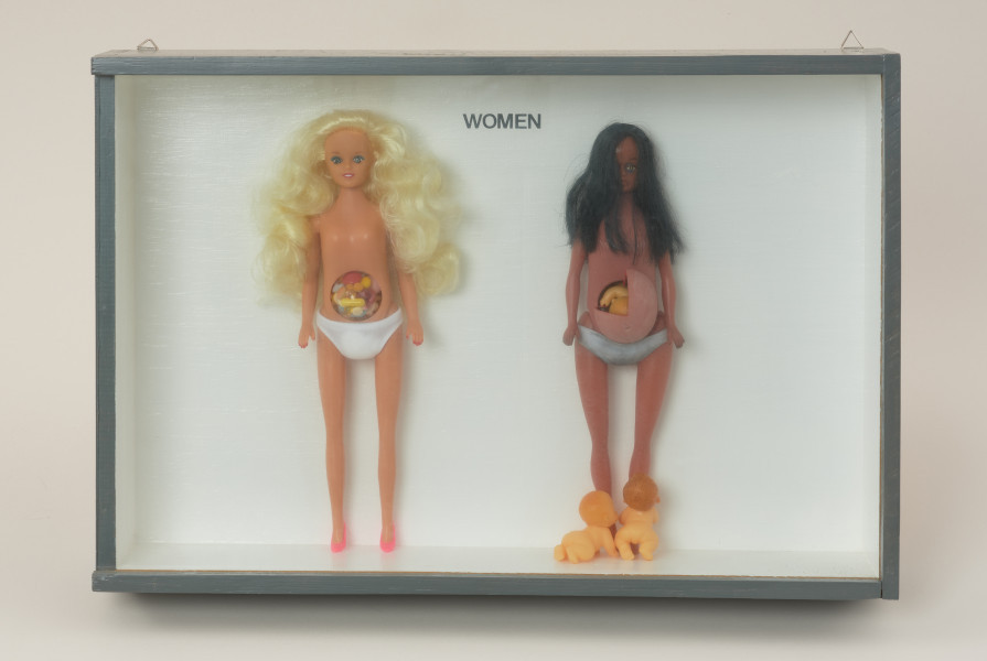 dzieło wizualne; obiekt - Ujęcie z przodu w oddaleniu. Drewniana, przeszklona gablota z dwoma lalkami typu 