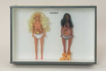 dzieło wizualne; obiekt - Ujęcie z przodu w oddaleniu. Drewniana, przeszklona gablota z dwoma lalkami typu 