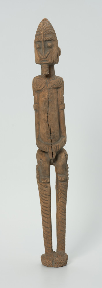 drewniana, rzeźbiona figura - Ujęcie z przodu. Drewniana, rzeźbiona postać człowieka na szczudłach.