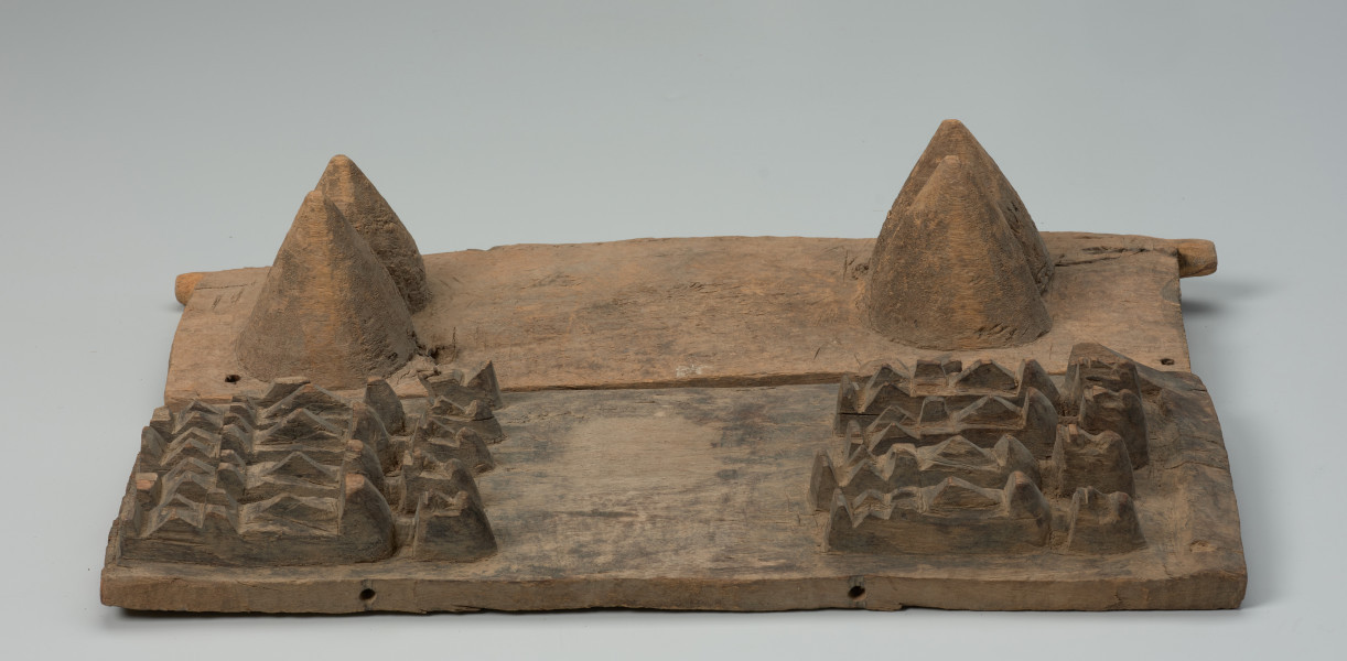 drewniane drzwiczki do spichlerza - Ujęcie z góry. Dwuczęściowe drewniane drzwiczki do spichlerza. Całość udekorowana płaskorzeźbami.