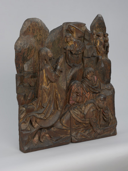 sztuka sakralna, kwatera ołtarza, płaskorzeźba - Ujęcie ze skosu z lewej strony; Płaskorzeźba przedstawiająca Chrystusa modlącego się w ogrodzie Getsemani i śpiących apostołów, na tle skalistego pejzażu. Kwatera lewego skrzydła późnogotyckiego ołtarza pasyjnego z Wkryujścia (Ueckermünde).