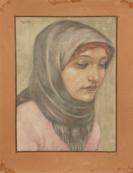 portret kobiecy - ujęcie z przodu z tłem; Portret młodej dziewczyny w popiersiu, w 3/4; widzianej od prawej strony, w chustce na głowie. Twarz o delikatnych rysach, cienkim nosie, półprzymkniętych oczach z długimi rzęsami i szarymi cieniami na powiekach, czarne brwi zaznaczone jedną wygiętą linią, pośrodku rozdzielają się dekoracyjnie wijące się pukle włosów, okalające czoło do skroni, resztę zasłania szara chusta okalająca twarz- jej prawy koniec przechodzi wzdłuż lica i pod brodą, zawinięty aż na prawe ramię na około, drugi opada na piersi, na jasnoliliową bluzkę. Tło jednolite, jasnoszare.