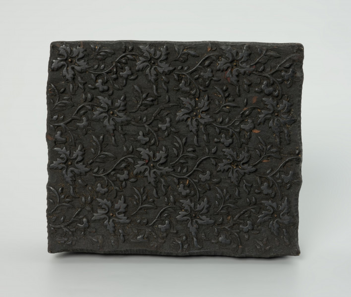 sprzęt do drukowania i grafiki, matryca drukująca - Ujęcie z przodu. Matryca do drukowania tkanin z wykonanym częściowo w drewnie i częsciowo z mosiężnych sztyfcików w nie nabitych, ornamencie o motywie roślinnym.