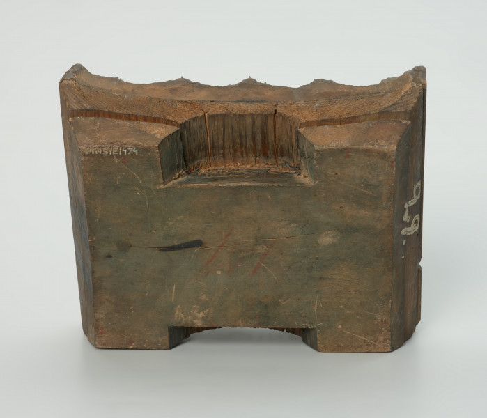 sprzęt do drukowania i grafiki, matryca drukująca - Ujęcie w pionie tyłu matrycy. Matryca do drukowania tkanin z wykonanym z nabitych w drewno mosiężnych sztyfcików i blaszek ornamentem o motywie roślinnym.