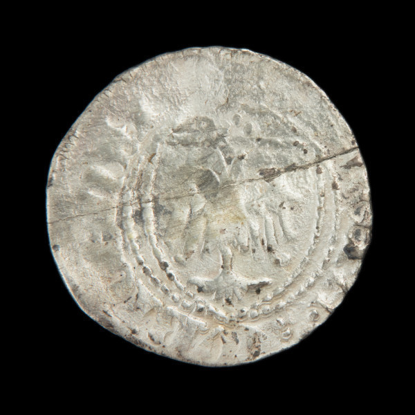 Srebrna moneta pomorska pół szylinga - Ujęcie awersu. Cienka moneta okrągła, o nieregularnych kształtach. W polu otoczonym perełkowym łańcuszkiem tarcza herbowa, a w niej dwugłowy orzeł. Nad tarczą trzy kropki w układzie trójkątnym. Napis na brzegu.