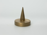 tłok pieczętny - Ujęcie w pionie trzpieniem do góry lekko w lewą stronę. Okrągły tłok pieczętny z brązu z trzpieniem montarzowym w formie ostrosłupa oraz rysunkiem gryfa na iglicy wieży w polu pieczęci.