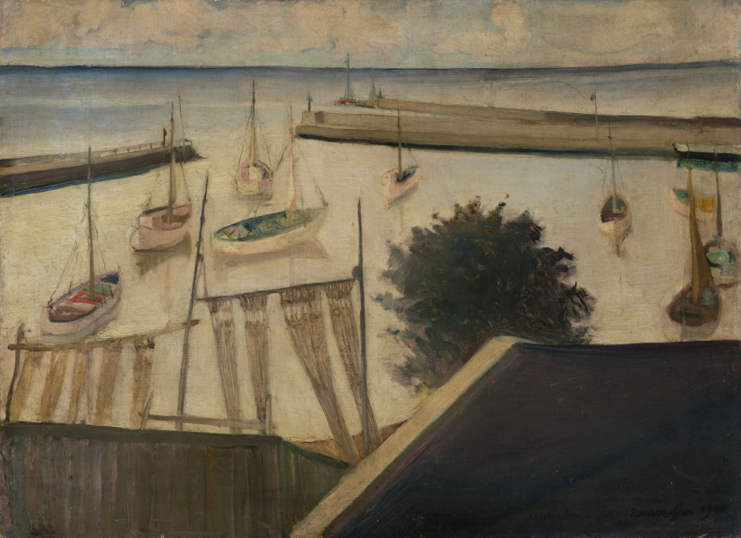 pejzaż morski - ujęcie z przodu; Kompozycja w układzie poziomym. Na przedplanie od lewej pozioma płaszczyzna, od prawej romboidalna ( dach?), za nią korona drzewa. Na drugim planie basen od lewej i prawej krawędzi ujęty ukośnymi liniami falochronów. Za nimi płaszczyzna morza. Horyzont na wysokości 4/5. Na basenie w luźnym układzie kilka łodzi z pionowymi liniami masztów. Niebo pokryte kłębiastymi chmurami.