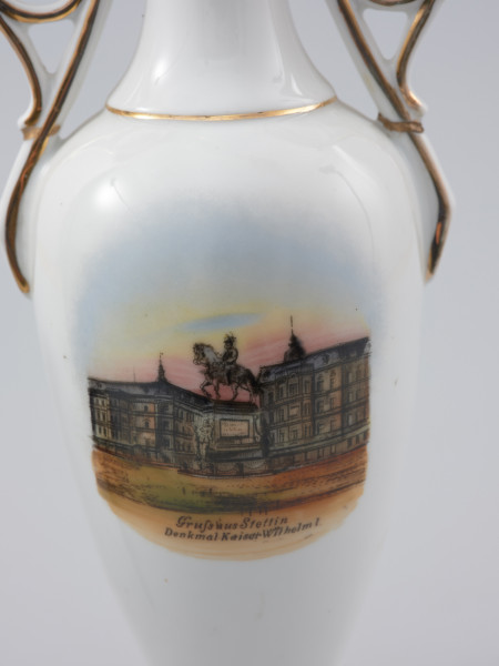 dekoracyjny wazonik z białej, nieprzezroczystej porcelany - Ujęcie fragmentu przodu wazonika. Dekoracyjny wazonik z białej, nieprzezroczystej porcelany.