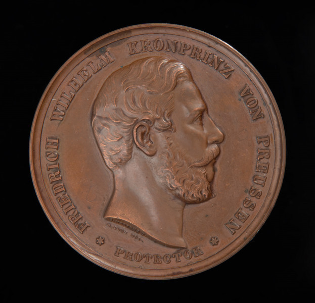 medal pamiątkowy - Ujęcie awersu. Na awersie głowa ówczesnego księcia, późniejszego władcy Niemiec, w prawo, pod nią napis. W otoku tytulatura: FRIEDRICH WILHELM KRONPRINZ VON PREUSSEN PROTECTOR.