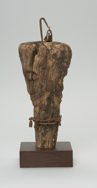 fetysz - Ujęcie z tyłu. Drewniana rzeźba z elementami żelaznymi.