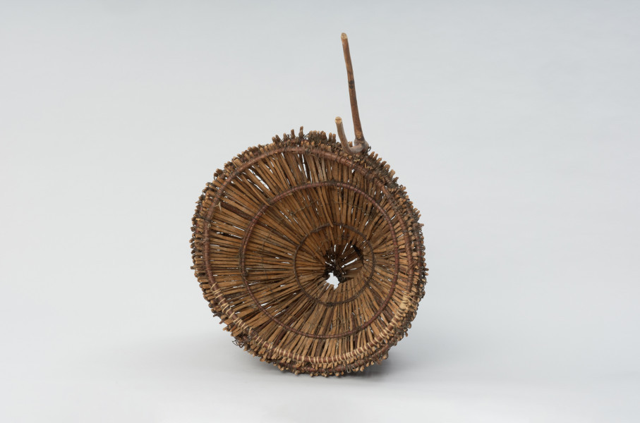 wiersza bębenkowa - Ujęcie z przodu. Narzędzie pułapkowe w formie stożkowatego kosza z umieszczonym wewnątrz tzw. sercem w kształcie lejka.