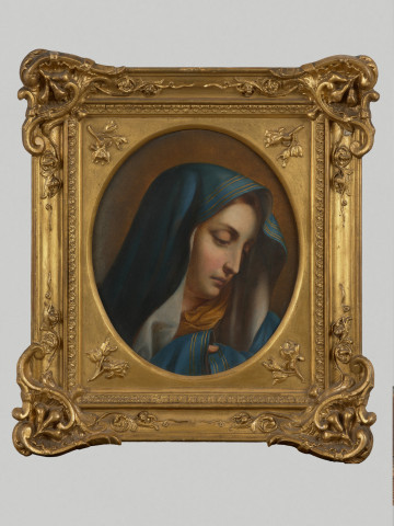 obraz - Ujęcie z przodu w ramie. Pozłacany obraz namalowany na owalnym arkuszu.