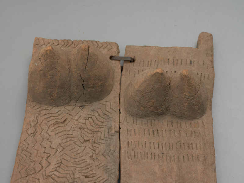 drewniane drzwiczki do spichlerza - Ujęcie z przodu, pionowe na górną część. Dwuczęściowe drewniane drzwiczki do spichlerza.