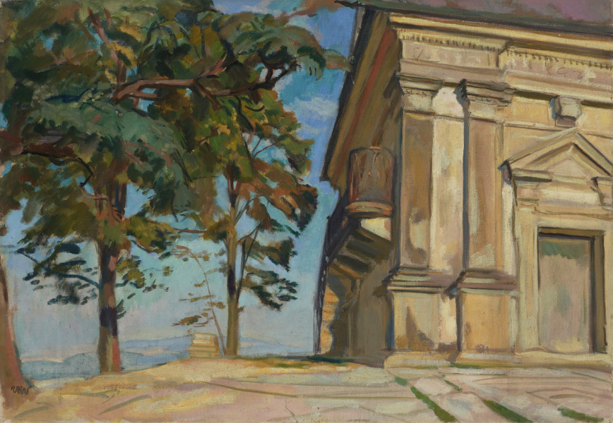 pejzaż - ujęcie z przodu; Prawą część obrazu wypełnia fragment budowli przeciętej boczną krawędzią. Lewą część obrazu wypełniają korony drzew na tle nieba. Poza drzewami widoczne w oddali wzniesienie rysujące się w dolnej części obrazu. Koloryt: piaskowo-brązowe tony budowli i terenu na pierwszym planie, zróżnicowana zieleń i brąz pni drzew.