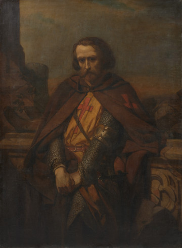 portret męski - ujęcie z przodu; Na pierwszym planie postać stojącego mężczyzny w ujęciu do kolan. W ubiorze rycerza - pielgrzyma, templariusza; kolczuga, na niej żółtawa szata z czerwonym krzyżem naszytym na piersi, brunatny płaszcz z kapturem i z krzyżem naszytym na lewej stronie. Twarz pociągła, szeroko sklepione czoło, oczy głęboko osadzone pod krzaczastymi brwiami, długi wąski nos, wąs, krótko strzyżona broda. Opuszczone ręce założone jedna na drugą, u boku miecz. Mężczyzna wsparty o kamienny sarkofag, po lewej widoczny fragment gotyckiego ornamentu. Przy bocznej krawędzi obrazu zarysy architektury. Poza ramionami mężczyzny daleki zarys krajobrazu z mrocznym, zasnutym obłokami niebem. Koloryt: tonacja chłodna, brązy, zgaszone żółcie.