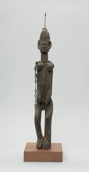 rzeźba - Ujęcie z przodu. Rzeźbiona figura kobiety.